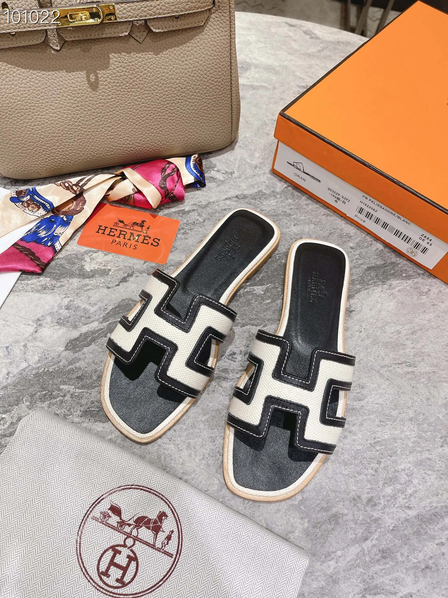 👟👟Ex-factory price 400👟👟 Genuine leather sole +50 New model for early spring, (high-end splicing and oil edge technology) newly revised version (Hermès), upgraded packaging, upgraded version and workmanship materials. Hermes®🔴The highest version of handmade shoes on the market✨✨ Top product Hermès slippers🐎 The new high-end fashion is the same as the original version, purely handmade by masters! ❥High-end customization, the highest version in the industry⚠❥Using: Hermers upper: Italian imported cowhide + original custom-grade Australian sheepskin feet + genuine leather outsole (pursuing top walking comfort) Hermes━━━━━ size: 35-40 (34.41.42 custom-made, non-returnable) Genuine leather sole Rubber sole
